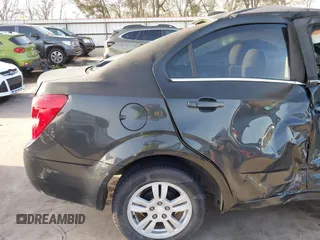 2015 Chevrolet Sonic LT z VIN 1G1JC5SB1F4128426, wystawiony jako IAAI lot #41739238 z przebiegiem 121 717 mil mil oraz . Historia ofert i sprzedaży dostępna na DreamBid. Obrazek 19.