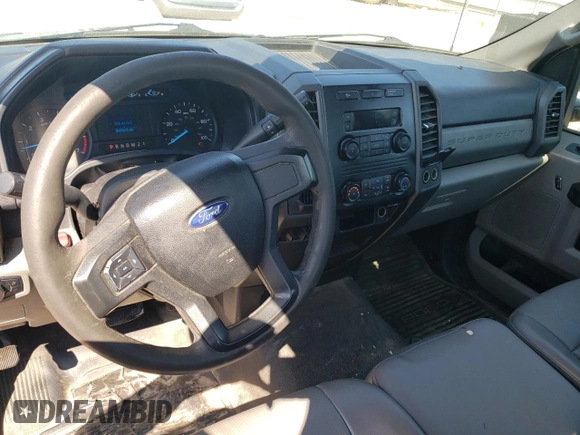 2018 Ford F-250 XL z VIN 1FTBF2A60JEB43301, wystawiony jako Copart lot #72431894 z przebiegiem 49 141 mil mil oraz Czysty tytuł • Clean title. Historia ofert i sprzedaży dostępna na DreamBid. Obrazek 8.