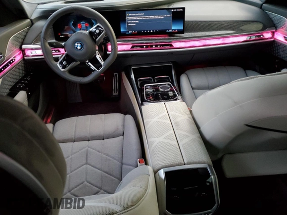 2023 BMW i7 xDrive60 z VIN WBY53EJ02PCL65182, wystawiony jako Copart lot #75177134 z przebiegiem 14 777 mil mil oraz Nie do naprawy. Historia ofert i sprzedaży dostępna na DreamBid. Obrazek 8.