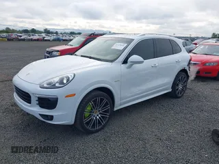 2016 Porsche Cayenne S E-Hybrid z VIN WP1AE2A22GLA17486, wystawiony jako IAAI lot #42229641 z przebiegiem 91 642 mil mil oraz . Historia ofert i sprzedaży dostępna na DreamBid. Obrazek 2.