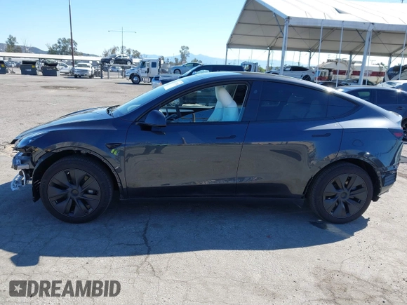 2025 Tesla Model Y Long Range z VIN 7SAYGDED0SF314885, wystawiony jako IAAI lot #41871384 z przebiegiem 1 795 mil mil oraz . Historia ofert i sprzedaży dostępna na DreamBid. Obrazek 15.