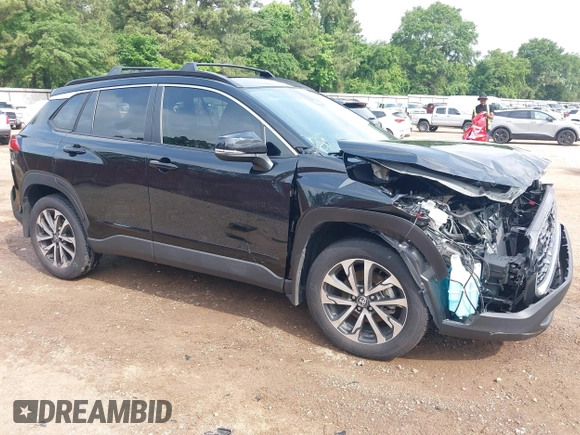 2024 Toyota Corolla Cross XLE z VIN 7MUDAAAG4RV099759, wystawiony jako IAAI lot #42123306 z przebiegiem 6 259 mil mil oraz . Historia ofert i sprzedaży dostępna na DreamBid. Obrazek 1.