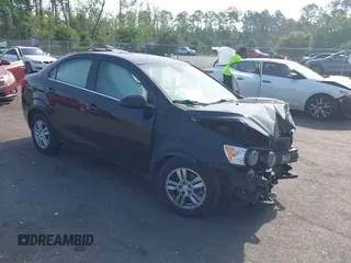 2016 Chevrolet Sonic LT z VIN 1G1JC5SB1G4106377, wystawiony jako IAAI lot #42300350 z przebiegiem 176 576 mil mil oraz . Historia ofert i sprzedaży dostępna na DreamBid. Obrazek 1.