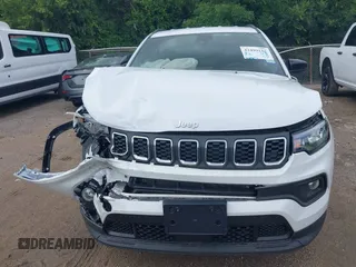 2025 Jeep Compass Latitude с VIN 3C4NJDBN5ST597722, выставлен на аукционе IAAI как лот 42499155 с пробегом 1 663 миль миль и . История ставок и продаж доступна на DreamBid. Изображение 12.