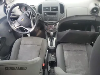 2013 Chevrolet Sonic LS z VIN 1G1JA5SH9D4211285, wystawiony jako Copart lot #51173585 z przebiegiem 105 360 mil mil oraz Szkoda całkowita • Salvage title. Historia ofert i sprzedaży dostępna na DreamBid. Obrazek 8.