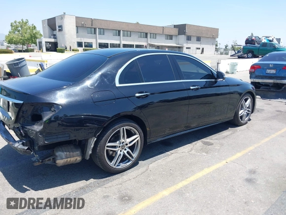 2017 Mercedes-Benz E 300 Luxury z VIN WDDZF4JB6HA116506, wystawiony jako IAAI lot #42316399 z przebiegiem 61 135 mil mil oraz . Historia ofert i sprzedaży dostępna na DreamBid. Obrazek 4.