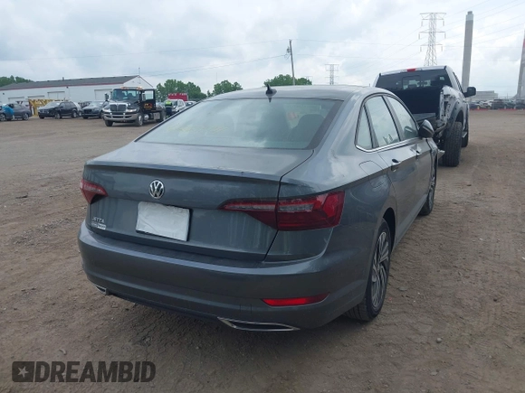 2021 Volkswagen Jetta SEL Premium z VIN 3VWG57BU8MM017203, wystawiony jako IAAI lot #42263741 z przebiegiem 26 556 mil mil oraz . Historia ofert i sprzedaży dostępna na DreamBid. Obrazek 4.