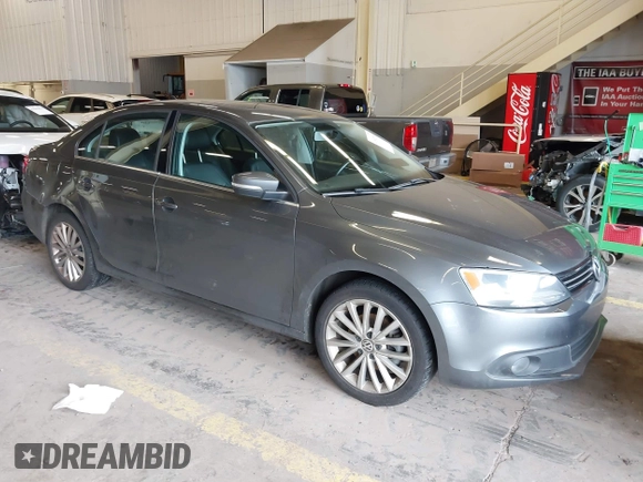 2014 Volkswagen Jetta SEL z VIN 3VWL17AJ8EM388218, wystawiony jako IAAI lot #41862353 z przebiegiem 140 514 mil mil oraz . Historia ofert i sprzedaży dostępna na DreamBid. Obrazek 1.