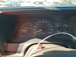 1999 GMC Sierra 1500 z VIN 1GTGC24RXXR721667, wystawiony jako Copart lot #58575985 z przebiegiem 201 752 mil mil oraz Czysty tytuł • Clean title. Historia ofert i sprzedaży dostępna na DreamBid. Obrazek 9.