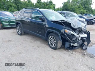 2019 Jeep Cherokee Latitude Plus z VIN 1C4PJLLB5KD316077, wystawiony jako IAAI lot #42723693 z przebiegiem 103 758 mil mil oraz . Historia ofert i sprzedaży dostępna na DreamBid. Obrazek 1.