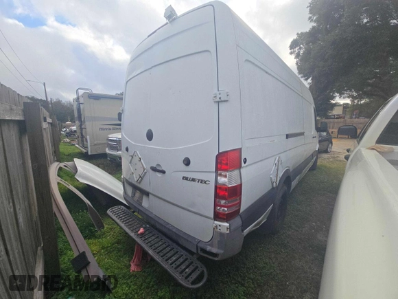 2011 Mercedes-Benz Sprinter with VIN WD3PE8CB7B5559847, listed as a Copart auction lot 44624965 with 368,370 mi miles and Clean Title. Bid and sale history available at carsss.com. Image 4.