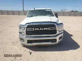 2024 Ram 2500 Big Horn z VIN 3C6UR5DL6RG156245, wystawiony jako Copart lot #51162525 z przebiegiem 46 743 mil mil oraz Szkoda całkowita • Salvage title. Historia ofert i sprzedaży dostępna na DreamBid. Obrazek 5.