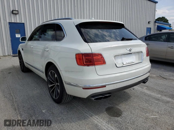 2019 Bentley Bentayga V8 z VIN SJAAM2ZV0KC026362, wystawiony jako Copart lot #54059393 z przebiegiem 31 530 mil mil oraz . Historia ofert i sprzedaży dostępna na DreamBid. Obrazek 2.