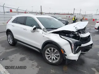 2022 Cadillac XT4 FWD Premium Luxury z VIN 1GYFZCR49NF100393, wystawiony jako IAAI lot #42497187 z przebiegiem 23 672 mil mil oraz . Historia ofert i sprzedaży dostępna na DreamBid. Obrazek 1.