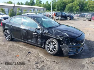 2017 Volvo S60 Dynamic z VIN YV140MTL2H2437104, wystawiony jako IAAI lot #42398891 z przebiegiem 78 162 mil mil oraz . Historia ofert i sprzedaży dostępna na DreamBid. Obrazek 1.