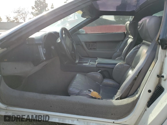 1990 Chevrolet Corvette z VIN 1G1YY2382L5120018, wystawiony jako Copart lot #46445825 z przebiegiem Nie podano mil oraz Czysty tytuł • Clean title. Historia ofert i sprzedaży dostępna na DreamBid. Obrazek 7.