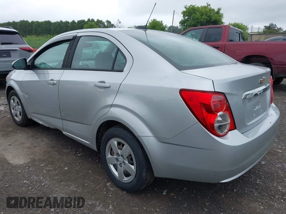 2015 Chevrolet Sonic LS z VIN 1G1JA5SH0F4115600, wystawiony jako IAAI lot #42693028 z przebiegiem 129 411 mil mil oraz . Historia ofert i sprzedaży dostępna na DreamBid. Obrazek 3.