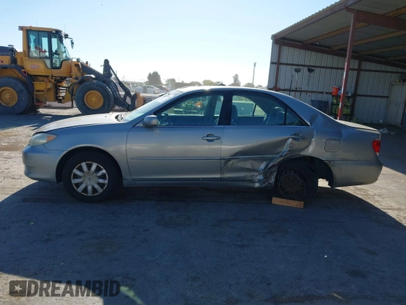 2005 Toyota Camry LE z VIN 4T1BE30K65U543152, wystawiony jako IAAI lot #42183864 z przebiegiem 228 285 mil mil oraz . Historia ofert i sprzedaży dostępna na DreamBid. Obrazek 14.