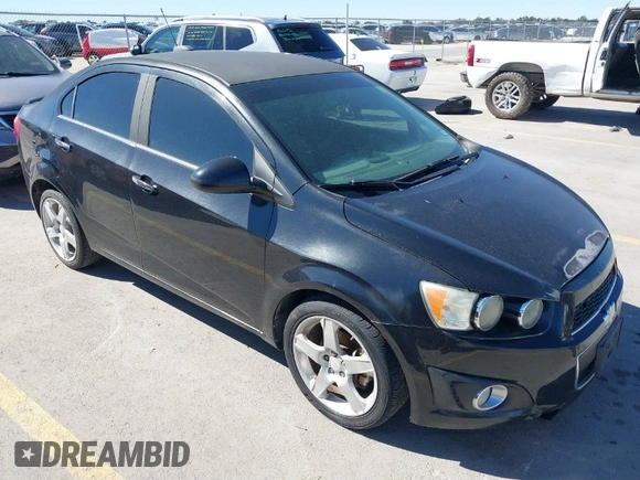 2015 Chevrolet Sonic LTZ z VIN 1G1JE5SB7F4101368, wystawiony jako IAAI lot #41742156 z przebiegiem 143 865 mil mil oraz . Historia ofert i sprzedaży dostępna na DreamBid. Obrazek 1.