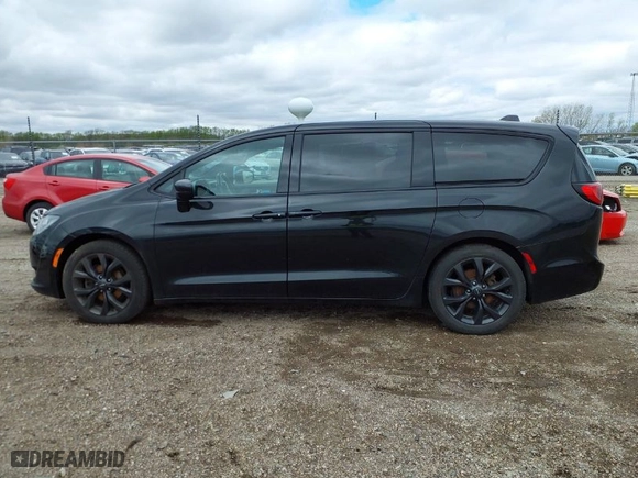 2018 Chrysler Pacifica Touring Plus with VIN 2C4RC1FG9JR351697, listed as a IAAI auction lot 42077064 with 176,644 mi miles. Bid and sale history available at carsss.com. Image 14.