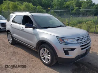 2018 Ford Explorer XLT z VIN 1FM5K8DH9JGC03777, wystawiony jako IAAI lot #42481385 z przebiegiem 86 516 mil mil oraz . Historia ofert i sprzedaży dostępna na DreamBid. Obrazek 1.