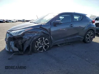 2021 Toyota C-HR LE z VIN NMTKHMBX8MR130564, wystawiony jako Copart lot #56711535 z przebiegiem 94 007 mil mil oraz Szkoda całkowita • Salvage title. Historia ofert i sprzedaży dostępna na DreamBid. Obrazek 1.