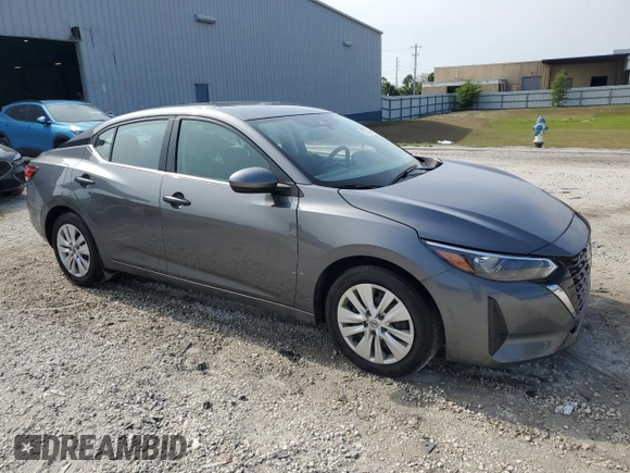 2025 Nissan Sentra S z VIN 3N1AB8BV9SY229200, wystawiony jako Copart lot #56155535 z przebiegiem 11 396 mil mil oraz Czysty tytuł • Clean title. Historia ofert i sprzedaży dostępna na DreamBid. Obrazek 4.