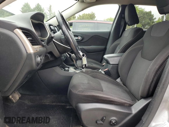 2015 Jeep Cherokee Latitude z VIN 1C4PJMCS2FW684703, wystawiony jako Copart lot #55116625 z przebiegiem 154 049 mil mil oraz Szkoda całkowita • Salvage title. Historia ofert i sprzedaży dostępna na DreamBid. Obrazek 7.