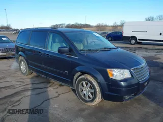 2008 Chrysler Town & Country Touring with VIN 2A8HR54P08R711124, listed as a IAAI auction lot 41663472 with 197,806 mi miles. Bid and sale history available at carsss.com. Image 1.