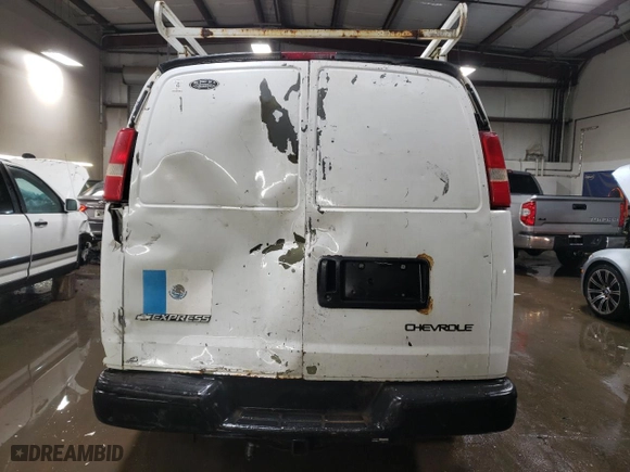 2006 Chevrolet Express Cargo Van with VIN 1GCGG29V261162929, listed as a Copart auction lot 43712095 with 176,936 mi miles and Salvage Title. Bid and sale history available at carsss.com. Image 6.