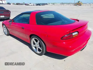 1997 Chevrolet Camaro Z28 z VIN 2G1FP22P1V2150712, wystawiony jako IAAI lot #42007547 z przebiegiem 98 725 mil mil oraz . Historia ofert i sprzedaży dostępna na DreamBid. Obrazek 3.