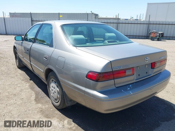 1998 Toyota Camry LE z VIN 4T1BG22K8WU216321, wystawiony jako IAAI lot #42316977 z przebiegiem 227 166 mil mil oraz . Historia ofert i sprzedaży dostępna na DreamBid. Obrazek 3.
