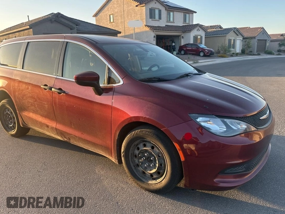 2021 Chrysler Voyager L z VIN 2C4RC1AG1MR566700, wystawiony jako Copart lot #61878865 z przebiegiem 145 709 mil mil oraz Czysty tytuł • Clean title. Historia ofert i sprzedaży dostępna na DreamBid. Obrazek 1.
