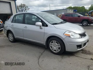 2010 Nissan Versa S z VIN 3N1BC1AP9AL420459, wystawiony jako Copart lot #56132335 z przebiegiem 174 094 mil mil oraz Szkoda całkowita • Salvage title. Historia ofert i sprzedaży dostępna na DreamBid. Obrazek 4.