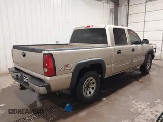 2006 Chevrolet Silverado 1500 LT1 with VIN 2GCEK13Z561329466, listed as a IAAI auction lot 41191062 with 208,661 mi miles. Bid and sale history available at carsss.com. Image 4.