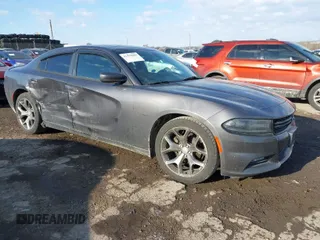 2015 Dodge Charger SXT z VIN 2C3CDXHG1FH827316, wystawiony jako IAAI lot #41432669 z przebiegiem 114 308 mil mil oraz . Historia ofert i sprzedaży dostępna na DreamBid. Obrazek 1.