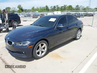 2013 BMW 3 Series 320i xDrive z VIN WBA3C3C54DF981821, wystawiony jako IAAI lot #42252523 z przebiegiem 109 260 mil mil oraz . Historia ofert i sprzedaży dostępna na DreamBid. Obrazek 2.