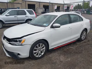 2014 Volkswagen Jetta SE z VIN 3VWD17AJ5EM417940, wystawiony jako IAAI lot #42309894 z przebiegiem 118 208 mil mil oraz . Historia ofert i sprzedaży dostępna na DreamBid. Obrazek 2.
