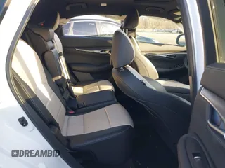 2023 Infiniti QX55 Luxe z VIN 3PCAJ5JR4PF122349, wystawiony jako IAAI lot #40942246 z przebiegiem 12 604 mil mil oraz . Historia ofert i sprzedaży dostępna na DreamBid. Obrazek 8.