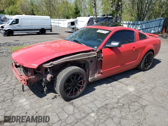 2005 Ford Mustang Deluxe z VIN 1ZVFT80N555129676, wystawiony jako Copart lot #52985715 z przebiegiem 135 160 mil mil oraz Szkoda całkowita • Salvage title. Historia ofert i sprzedaży dostępna na DreamBid. Obrazek 1.