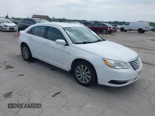 2013 Chrysler 200 Touring z VIN 1C3CCBBG1DN528251, wystawiony jako IAAI lot #42411402 z przebiegiem 134 937 mil mil oraz . Historia ofert i sprzedaży dostępna na DreamBid. Obrazek 1.