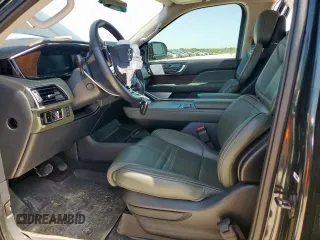 2023 Lincoln Navigator Black Label z VIN 5LMJJ2TG6PEL06907, wystawiony jako Copart lot #52429945 z przebiegiem 28 990 mil mil oraz Szkody całkowita. Historia ofert i sprzedaży dostępna na DreamBid. Obrazek 7.