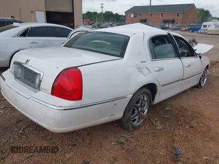 2003 Lincoln Town Car Executive z VIN 1LNHM81W03Y622978, wystawiony jako IAAI lot #42114961 z przebiegiem Nie podano mil oraz . Historia ofert i sprzedaży dostępna na DreamBid. Obrazek 4.