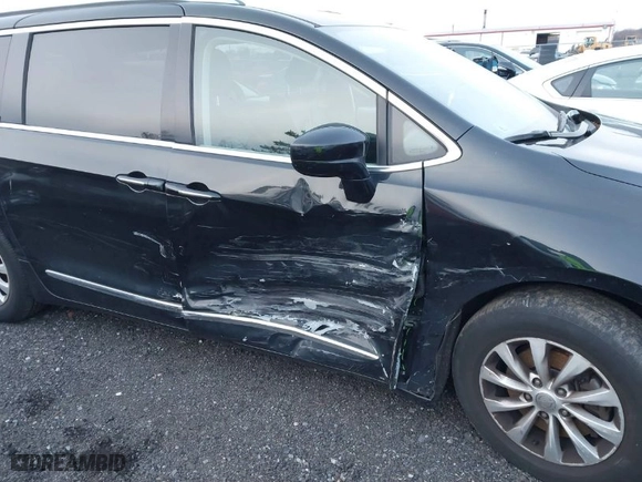 2019 Chrysler Pacifica Touring L with VIN 2C4RC1BG2KR526198, listed as a IAAI auction lot 41229993 with 46,639 mi miles. Bid and sale history available at carsss.com. Image 6.