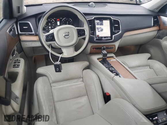 2016 Volvo XC90 T6 Inscription z VIN YV4A22PL1G1000777, wystawiony jako Copart lot #56509945 z przebiegiem 64 985 mil mil oraz Czysty tytuł • Clean title. Historia ofert i sprzedaży dostępna na DreamBid. Obrazek 8.