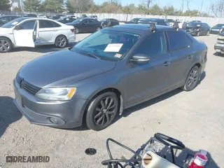 2011 Volkswagen Jetta Sedan SE PZEV with VIN 3VWDZ7AJ4BM080178, listed as a IAAI auction lot 41772185 with 140,897 mi miles. Bid and sale history available at carsss.com. Image 2.