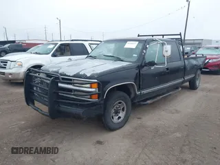 1998 Chevrolet Silverado 3500 z VIN 1GCGC33J1WF004222, wystawiony jako IAAI lot #41242237 z przebiegiem 174 800 mil mil oraz . Historia ofert i sprzedaży dostępna na DreamBid. Obrazek 2.