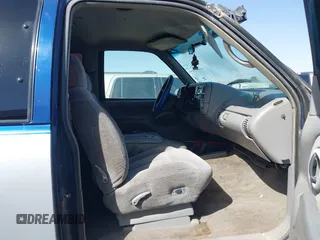 1995 GMC Sierra 1500 z VIN 2GTEK19K1S1553693, wystawiony jako IAAI lot #41742522 z przebiegiem 276 637 mil mil oraz . Historia ofert i sprzedaży dostępna na DreamBid. Obrazek 5.