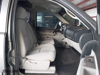 2007 Chevrolet Silverado 1500 LT w/1LT with VIN 3GCEC13027G511536, listed as a IAAI auction lot 41637646 with 204,905 mi miles. Bid and sale history available at carsss.com. Image 5.
