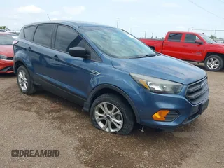 2018 Ford Escape S z VIN 1FMCU0F77JUA91134, wystawiony jako IAAI lot #42095708 z przebiegiem 104 430 mil mil oraz . Historia ofert i sprzedaży dostępna na DreamBid. Obrazek 1.